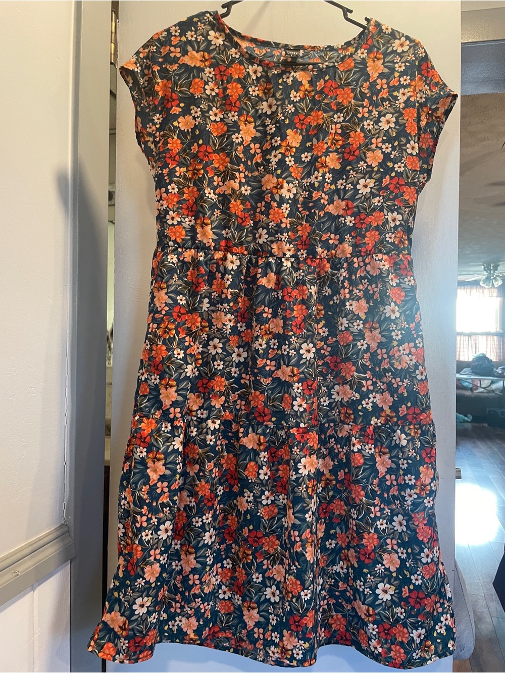 Emery Rose Cap-Sleeve Floral Midi Dress in green and Coral ruffle bottom size S